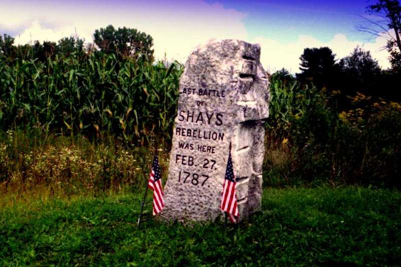 1786年的麻州「謝司起義」（Shays' Rebellion）的紀念碑。(John Bessa@wikipedia/public domain)