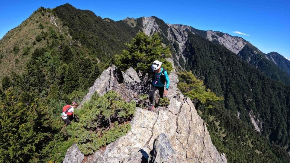 越野跑者古明政（右）與周青（左）奔走於瘦稜上探勘路線。（圖／活水文化事業有限公司提供）