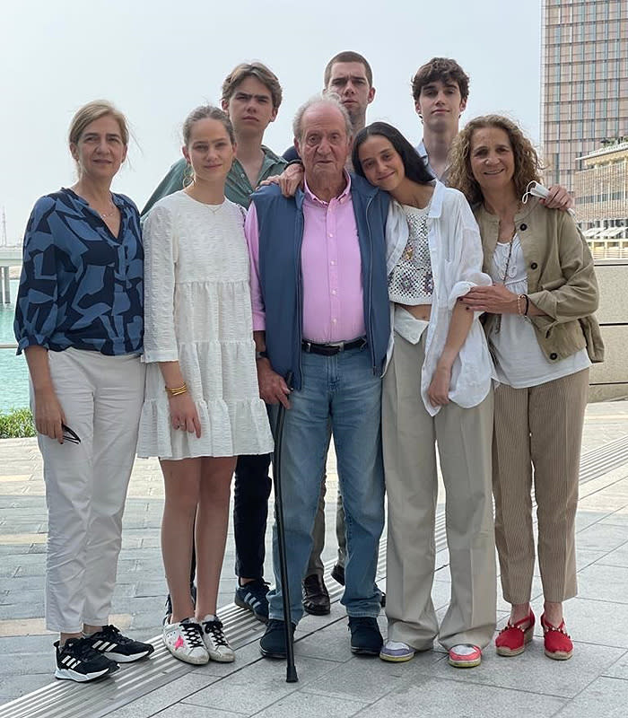 El rey Juan Carlos con sus hijas y nietas