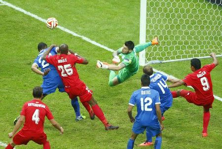 Football - Dnipro Dnipropetrovsk v Sevilla - UEFA Europa League Final - National Stadium, Warsaw, Poland - 27/5/15 Dnipro's goalkeeper Denys Boyko makes a save Reuters /Hannibal Hanschke