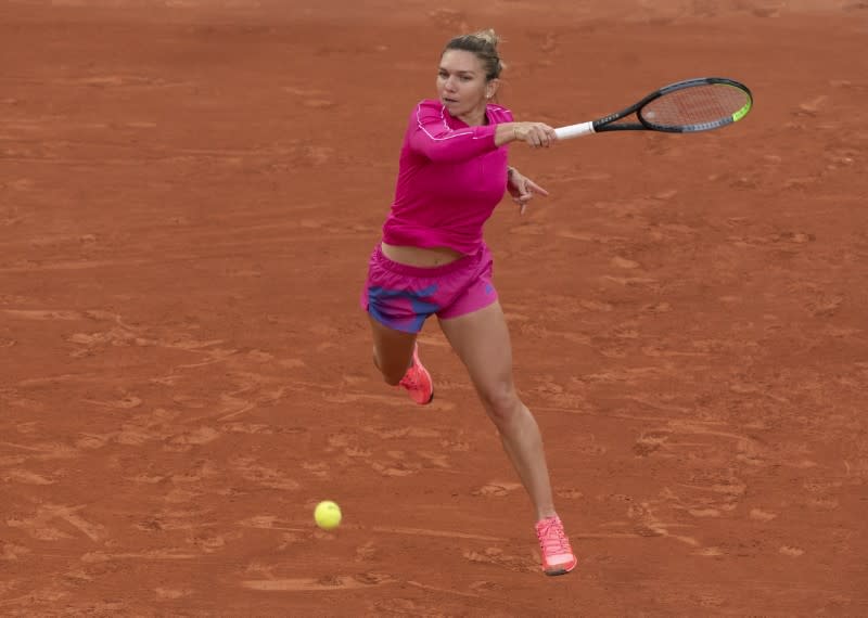 La tenista rumana Simona Halep durante su partido contra su compatriota Irina-Camelia Begu en el Abierto de Francia, en París