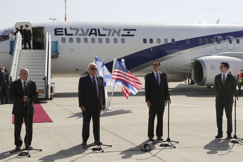 以色列與巴林準備建交，由左至右分別是以色列國安顧問本沙巴特、美國駐以色列大使費德曼、美國財長馬努欽與白宮國際談判特別代表布科維茨（AP）