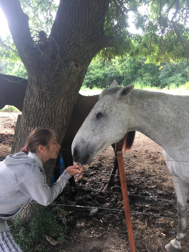 Lorena junto a Pirata, otro de los caballos rescatados