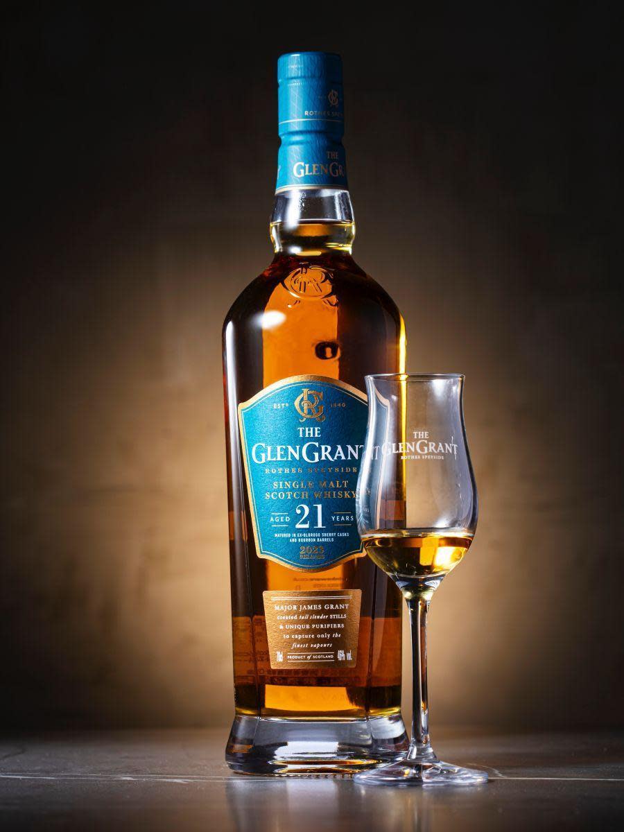 蘇格蘭單一麥芽威士忌品牌格蘭冠（Glen Grant）推出最新21年單一麥芽威士忌，是其核心酒款最老的陳年。參考售價約NT$6,600。（攝影：游銘元）