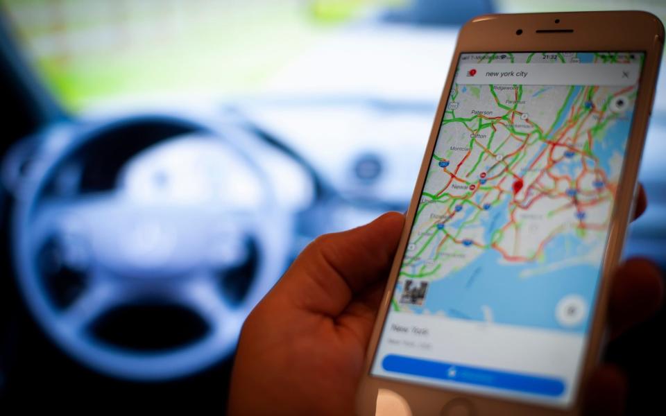 Dickinson writes that when comparing Apple Maps to Google Maps, Google has a greater capacity to provide real-time updates that Apple cannot.