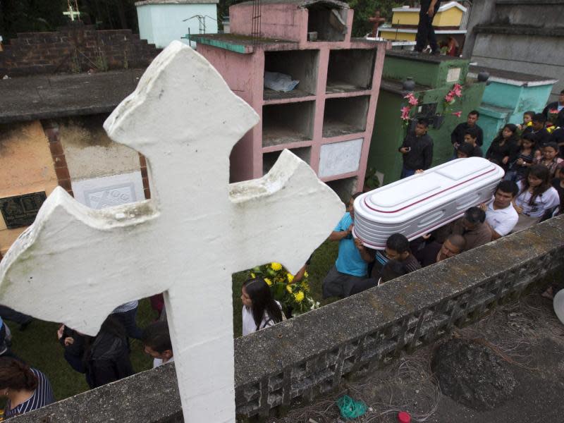 Trauernde Angehörige tragen die Toten zu Grabe. In Guatemala sind bei dem schlimmen Erdrutsch mehr als 160 Menschen ums Leben gekommen. Foto: Esteban Biba