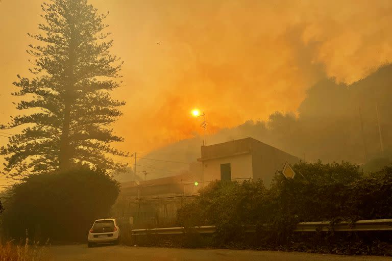 El fuego arrasa con las casas en el distrito de Tono de Messina, Sicilia