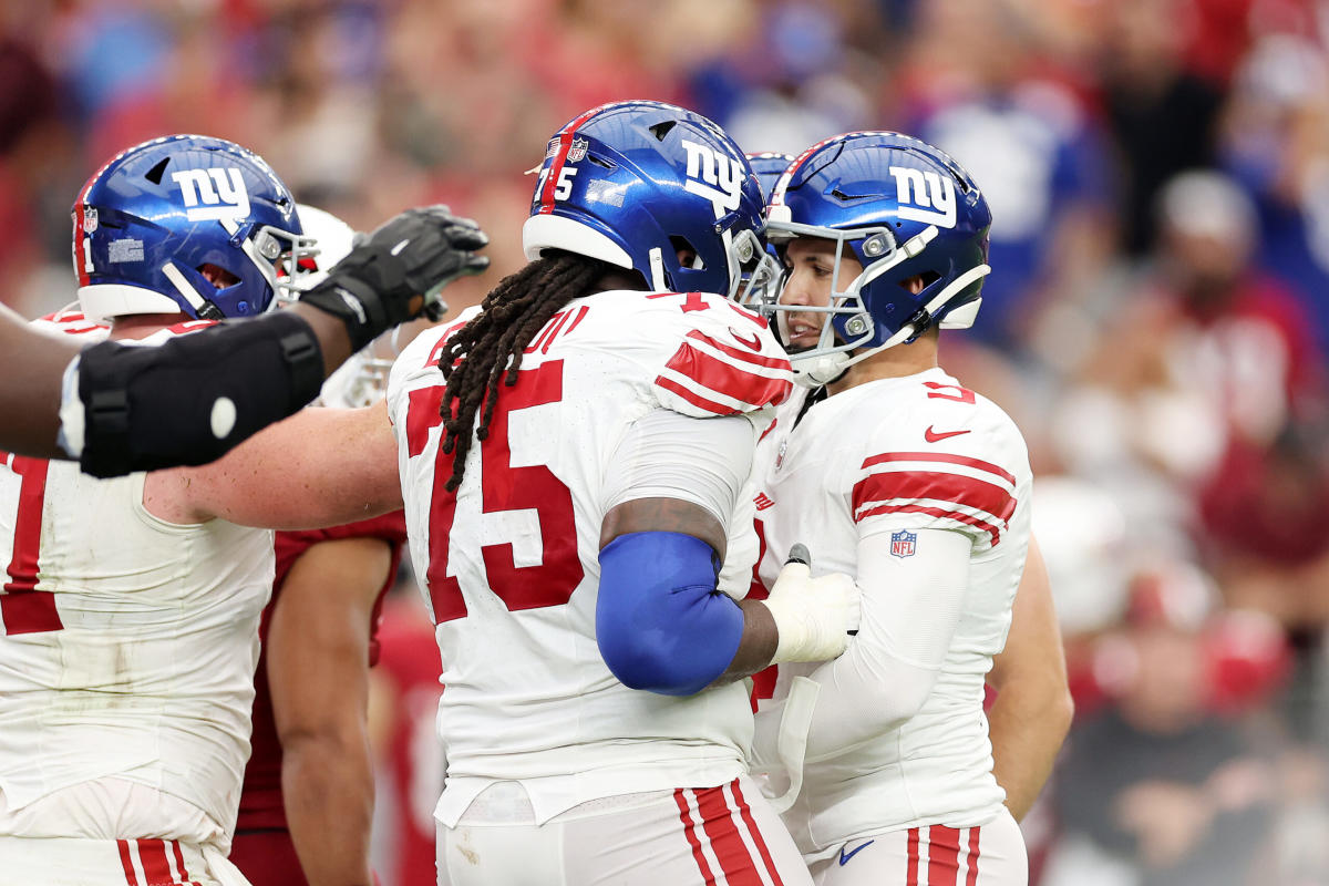 Daniel Jones injured, returns for Giants after Tyrod Taylor sent off