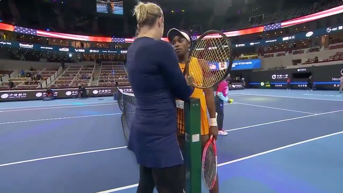 Las tenistas Anastasia Pavlyuchenkova y Sloane Stephens hablan tras el final del partido en China. | Foto: Twitter