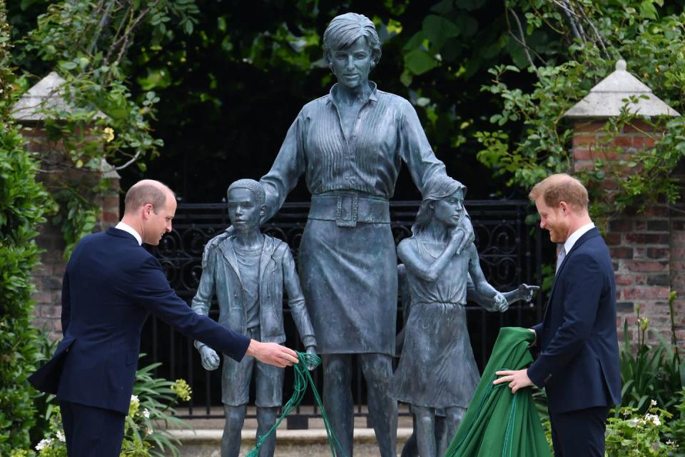 <p>Los príncipes dejaron a un lado sus diferencias para inaugurar juntos la estatua de bronce en su honor en los jardines de Kensington.</p>