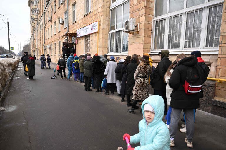 Votantes se congregan al mediodía para demostrar su oposición a Putin