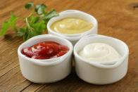 Auch als Stabilisator in Soßen wird Gluten eingesetzt. Ketchup, Senf und Mayonnaise können also durchaus glutenhaltig sein - werfen Sie immer einen Blick auf die Zutatenliste. (Bild: iStock / olgakr)