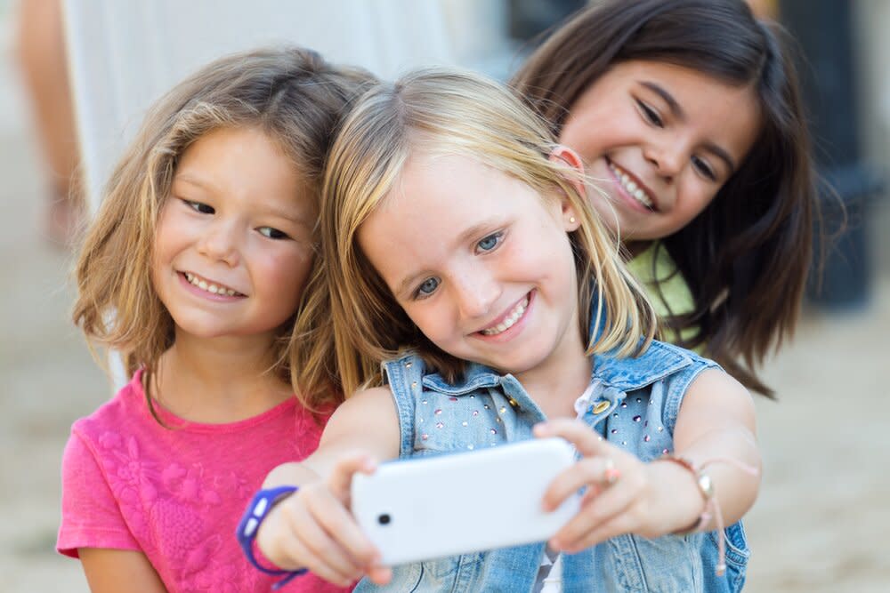 kids taking selfies lice