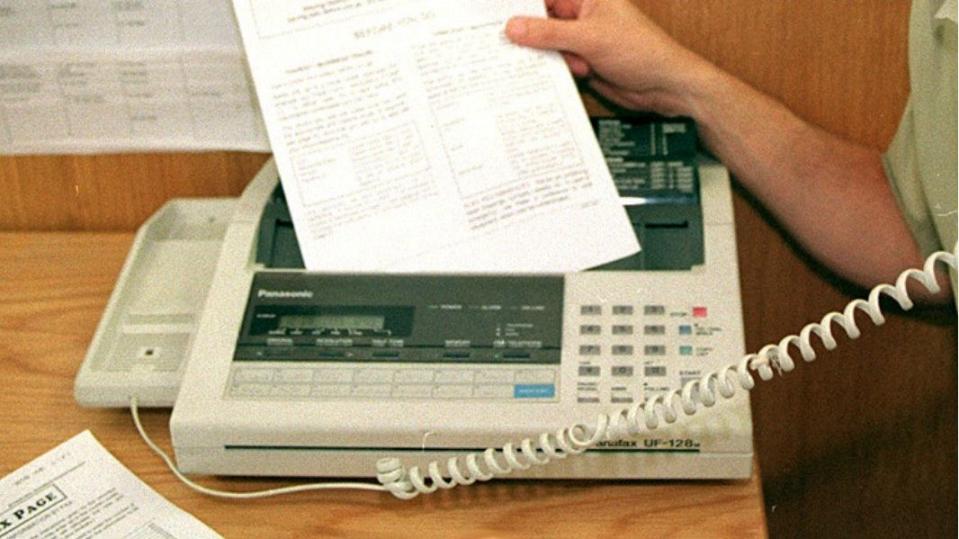 <p>Ahora es posible descargar y completar muchos documentos a través de una computadora, y compañías como DocuSign incluso ofrecen formas de firmar electrónicamente el nombre de uno. Además, la tecnología de las máquinas de fax ahora se integra con frecuencia en impresoras y copiadoras. El fax simplemente se convirtió en prescindible. Foto: Yahoo! </p>