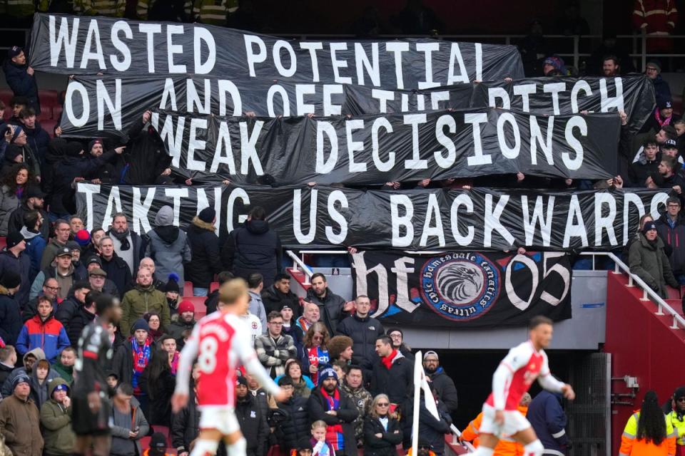 Die Crystal Palace-Fans machten ihrem Unmut Luft (AP)