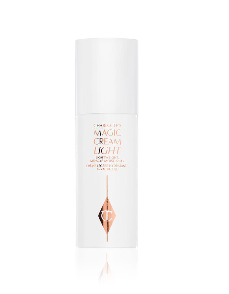 90€ 50ml<br><p><b>Le produit</b></p><p>Charlotte's Magic Cream Light, Charlotte Tilbury</p><p><b>Le pitch</b></p><p>Un soin hydratant très léger qui protège la peau de la pollution tout en donnant un éclat naturel. Très hydratée, raffermie, la peau est lissée au quotidien. Son SPF 20 en fait notre allié parfait pour l'été.</p><br><a href="https://www.charlottetilbury.com/fr/product/charlottes-magic-cream-light-moisturiser?istCompanyId=a7d5a95b-fcab-4d8d-b367-3d3576db4f70&istFeedId=1d243820-5c23-408f-bf00-73da20965f37&istItemId=irapawrpa&istBid=t&gclid=CjwKCAjw34n5BRA9EiwA2u9k33tY7fnU2-cjv513tMrUS6-nyZPLszORYum-jx5u5iGDnKRelmMVlhoCPfsQAvD_BwE&gclsrc=aw.ds" rel="nofollow noopener" target="_blank" data-ylk="slk:Acheter;elm:context_link;itc:0;sec:content-canvas" class="link ">Acheter</a>