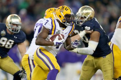 NASHVILLE, TN - DECEMBER 30: Leonard Fournette #7 of the LSU Tigers runs with the ball against the Notre Dame Fighting Irish during the Franklin American Mortgage Music City Bowl at LP Field on December 30, 2014 in Nashville, Tennessee. (Photo by Andy Lyons/Getty Images)