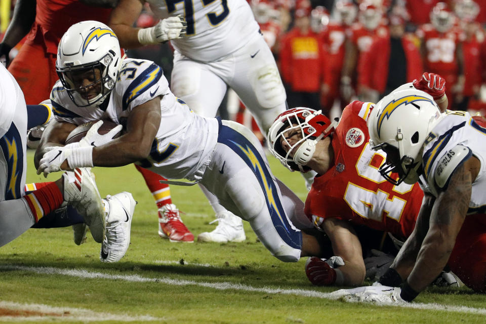 Justin Jackson, corredor de los Chargers de Los Ángeles, anota un touchdown ante los Chiefs de Kansas City, el jueves 13 de diciembre de 2018 (AP Foto/Charlie Riedel)