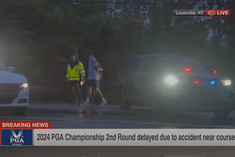 Scheffler, en el momento de ser detenido por no haber respetado una indicación de un agente policial de tránsito cuando iba al club Valhalla para encarar la segunda vuelta del PGA Championship.