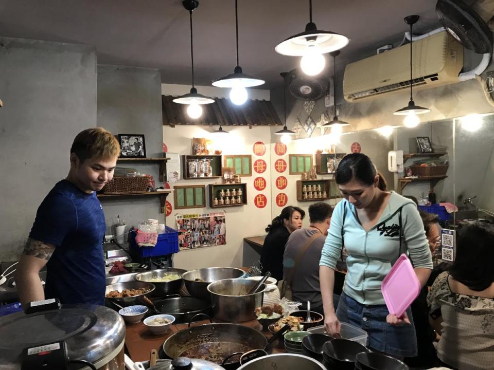 掌杓的弟弟劉天行繼承媽媽好手藝，還會發揮創意每天變換配菜。