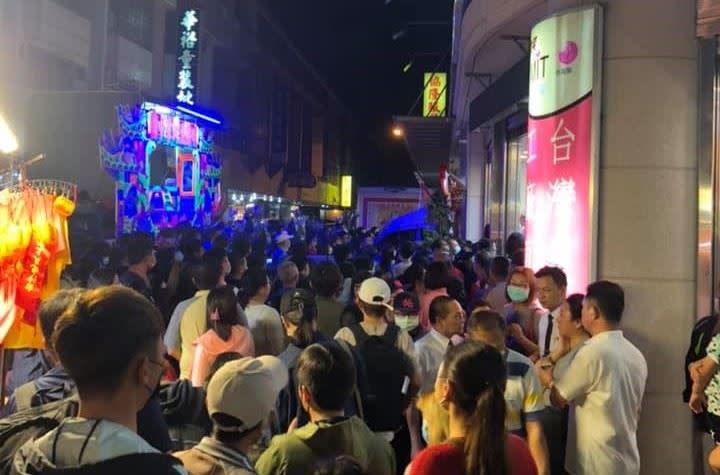 白沙屯媽祖鑾轎駐駕沙鹿一間運動服飾店，信眾擠爆店門口排隊拜拜。（圖／翻攝自爆廢公社臉書）