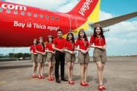 Verspielt, aber klassisch: Das sind die Uniformen von VietJet Air. Als eine von wenigen Airlines setzt die vietnamesische Billigfluglinie auf Shorts bei ihren Flugbegleiterinnen, kombiniert mit roten Blusen und Accessoires im gleichen Karomuster.