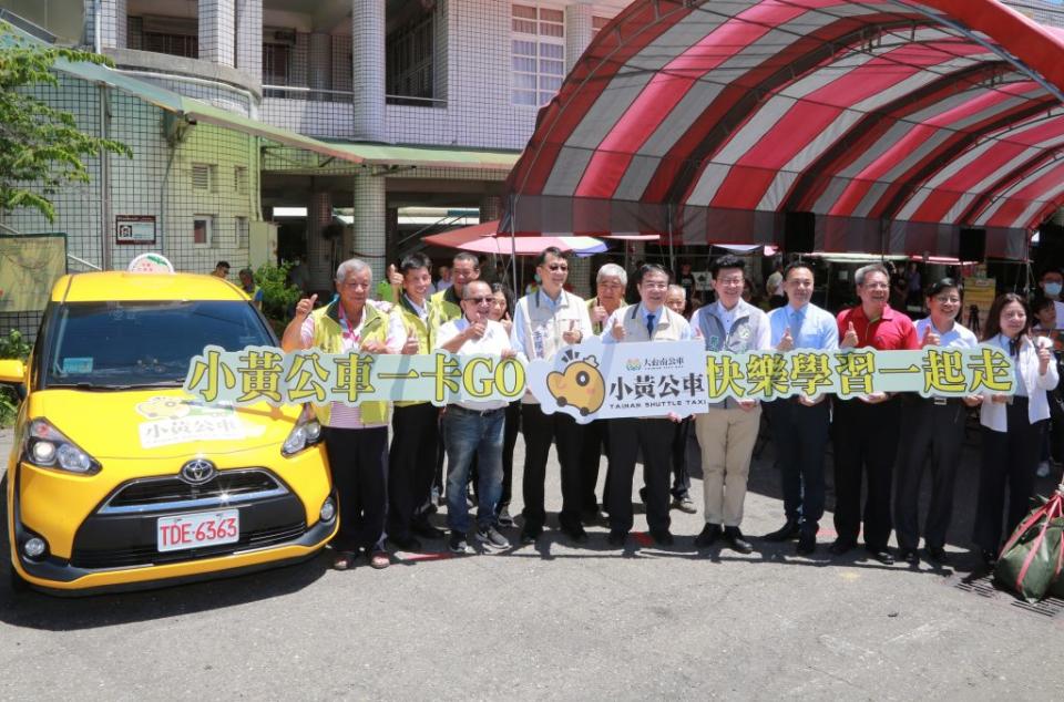 南市府已推動二十條小黃公車路線，滿足偏鄉運輸服務需求。