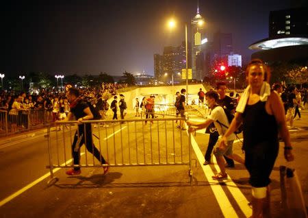 Protesters try to block an avenue outside the offices of Hong Kong's Chief Executive Leung Chun-ying in Hong Kong October 2, 2014. REUTERS/Carlos Barria