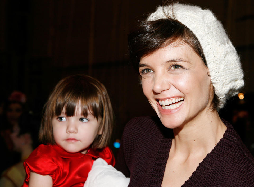 Katie Holmes mit Tochter Suri im Dezember 2008. (Bild: Getty Images)