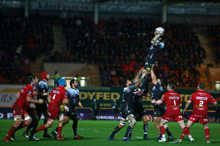 RC Toulon's Duane Vermeulen catches the ball in the line-out during the European Champions Cup rugby union pool 5 match against Scarlets January 20, 2018