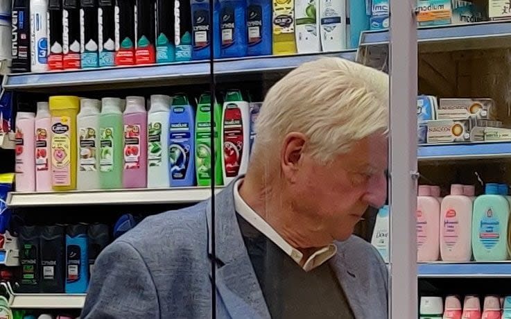 Stanley Johnson was seen in a shop without a mask -  KGC-592