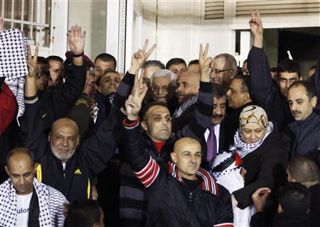 Palestinian President Mahmoud Abbas (C) welcomes Palestinian prisoners released from Israeli prisons in the West Bank city of Ramallah early December 31, 2013. REUTERS/Mohamad Torokman