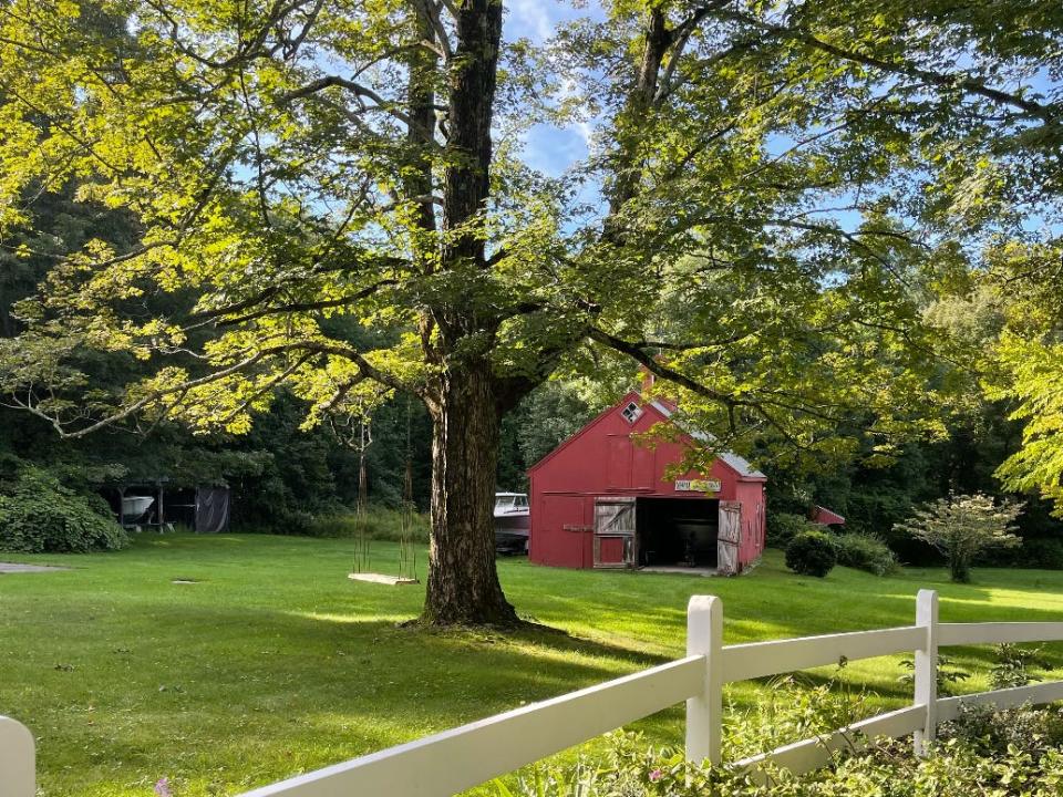 barn and green field in connecticut