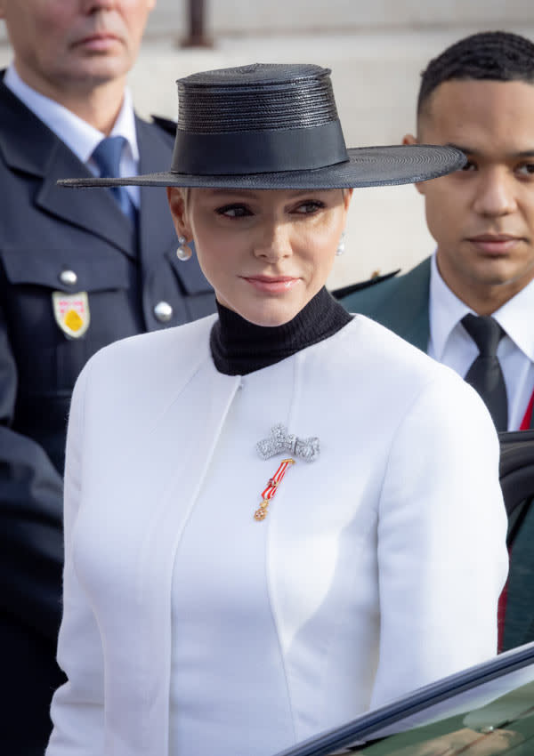 Charlene de Mónaco con vestido blanco con capa en el Día Nacional de Mónaco