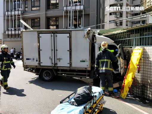 物流車不明原因自撞民宅。（圖／翻攝畫面）