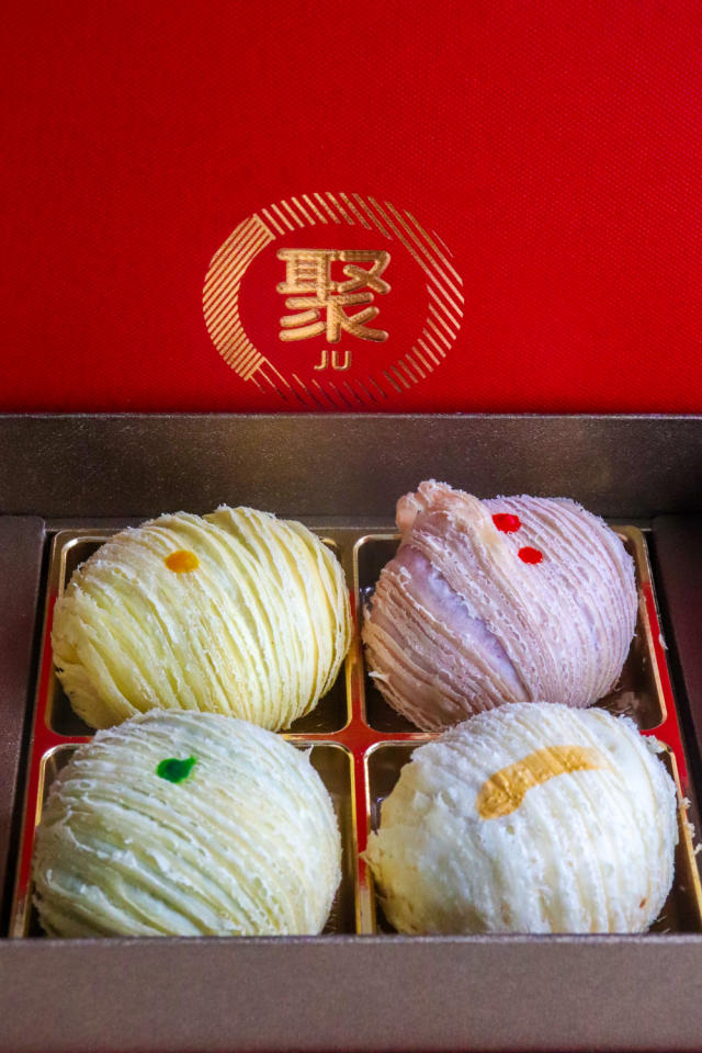 Traditional Asian Chinese Pastries Mooncakes Gift box, Chinese New Year,  Mid-Autumn Day, Mooncake Festival. 亚洲中国传统酥皮糕点月饼点心蛋黄酥 中秋节春节 礼盒