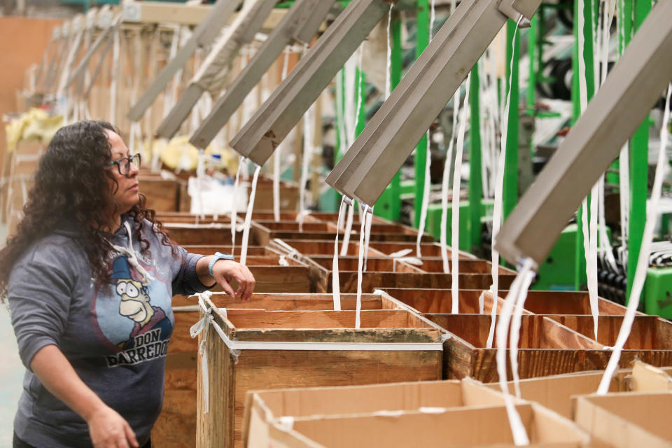 Una mujer es vista durante la producción de cierres que se utilizan para diversos artículos como mochilas, carteras, carteras, ropa, entre otros en una planta de Ecatepec de Morelos, México. (Foto: Rick Cruz/ Eyepix Group/Future Publishing vía Getty Images)