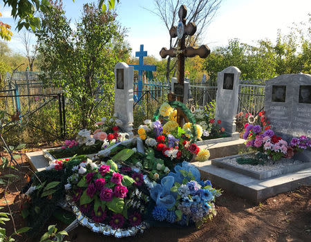 The grave of Russian private military contractor Vladimir Kabunin, who was said to be killed in Syria, is pictured at a cemetery in the city of Orenburg, in the southern Urals, Russia September 20, 2017. REUTERS/Maria Tsvetkova