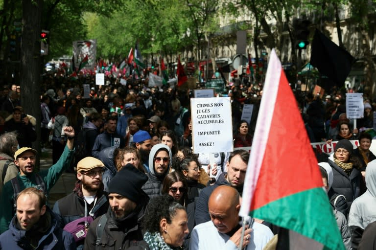 Manifestantes protestan en las calles de París "contra el racismo y la islamofobia" y la "violencia policial", el 21 de abril de 2024 (Alain JOCARD)