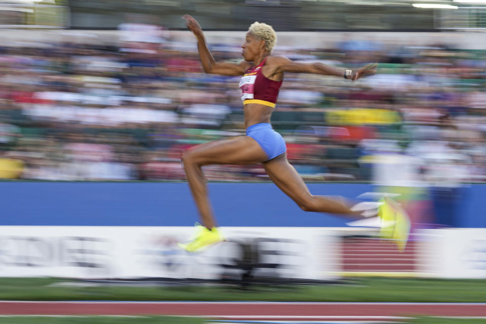 La venezolana Yulimar Rojas compite en el salto triple durante el Mundial de Atletismo, el lunes 18 de julio de 2022, en Eugene, Oregon (AP Foto/David J. Phillip)