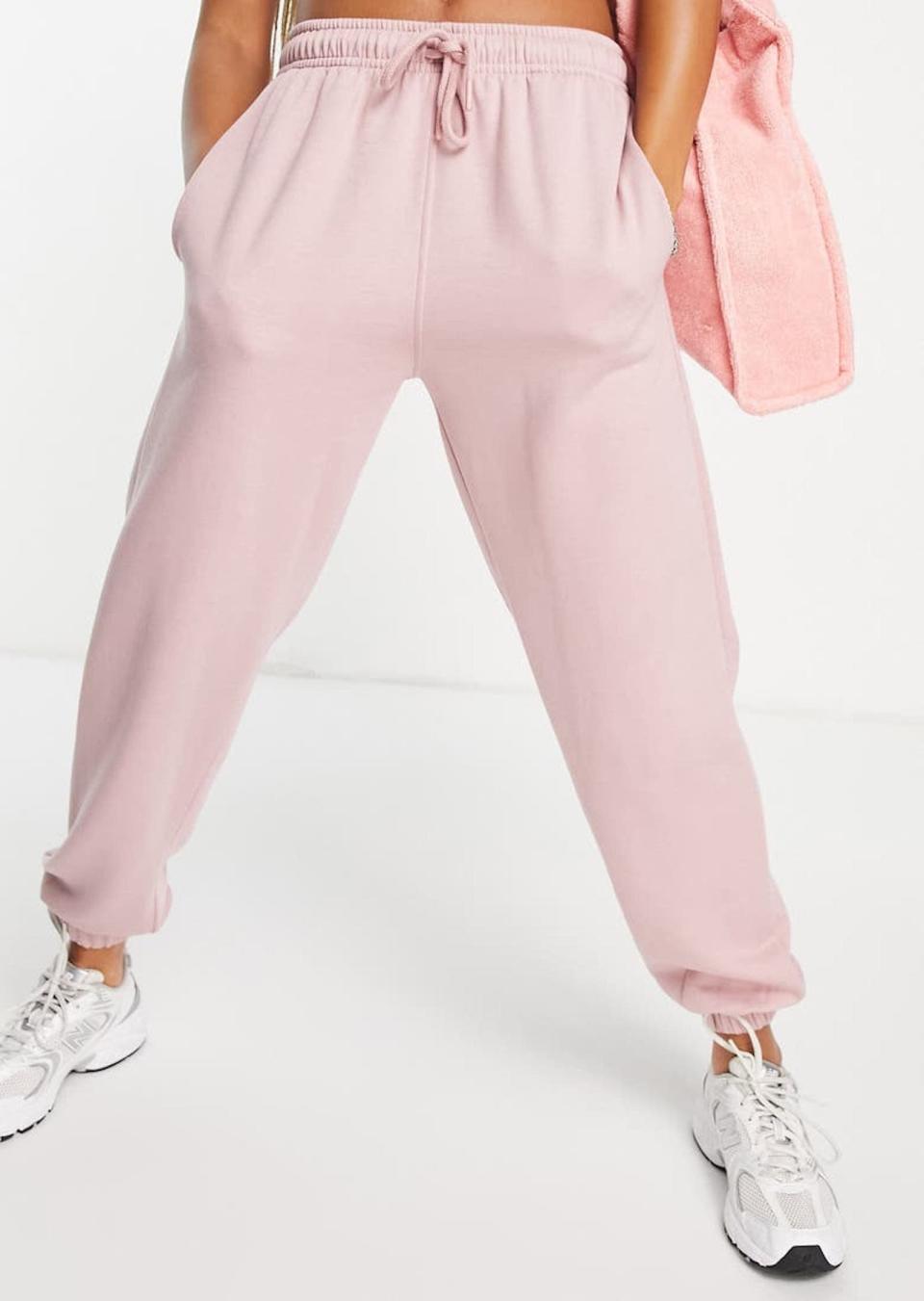 Team up these roomy sweats with a cropped tee and <a href="https://www.glamour.com/gallery/best-white-sneakers?mbid=synd_yahoo_rss" rel="nofollow noopener" target="_blank" data-ylk="slk:cool, white sneakers" class="link rapid-noclick-resp">cool, white sneakers</a> for an effortless everyday look. $58, Nordstrom. <a href="https://www.nordstrom.com/s/topshop-oversize-joggers/6524620" rel="nofollow noopener" target="_blank" data-ylk="slk:Get it now!" class="link rapid-noclick-resp">Get it now!</a>
