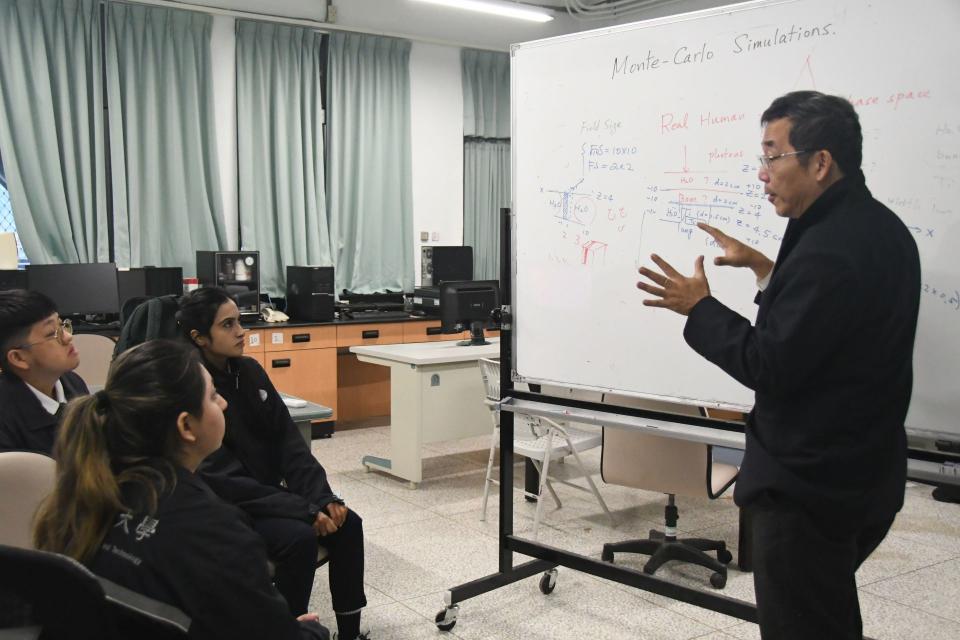 藉由分組討論和外籍生互動，剛好可以推台灣學生一把，改以英文思考，進而降低翻譯的依賴感。