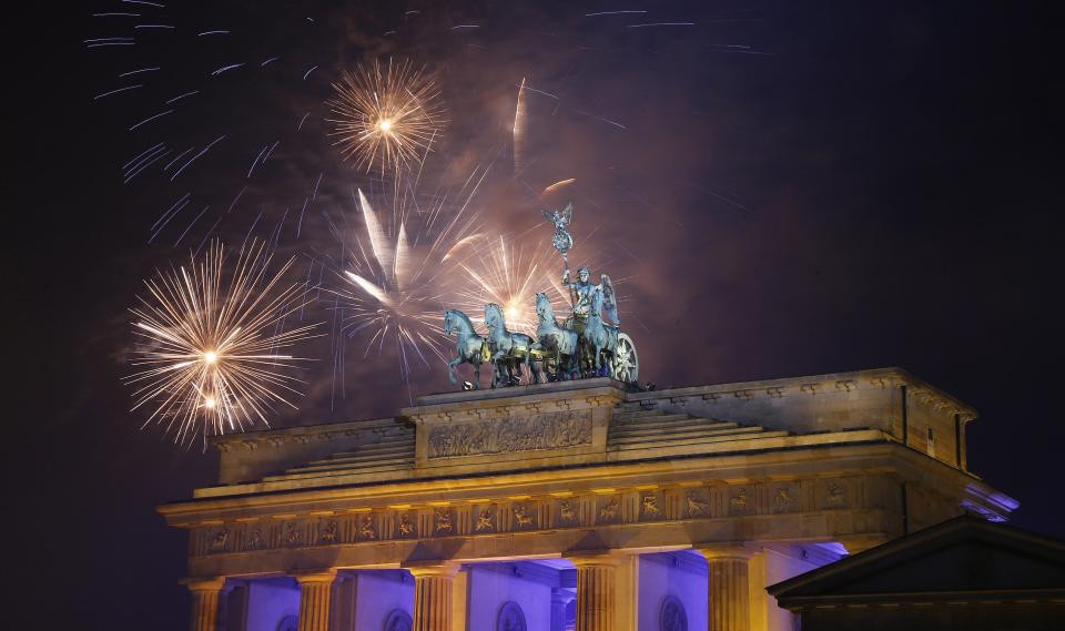 Fireworks explode next to the Quadriga sculpture atop the Brandenburg gate during New Year celebrations in Berlin January 1, 2014. REUTERS/Tobias Schwarz (GERMANY - Tags: SOCIETY)