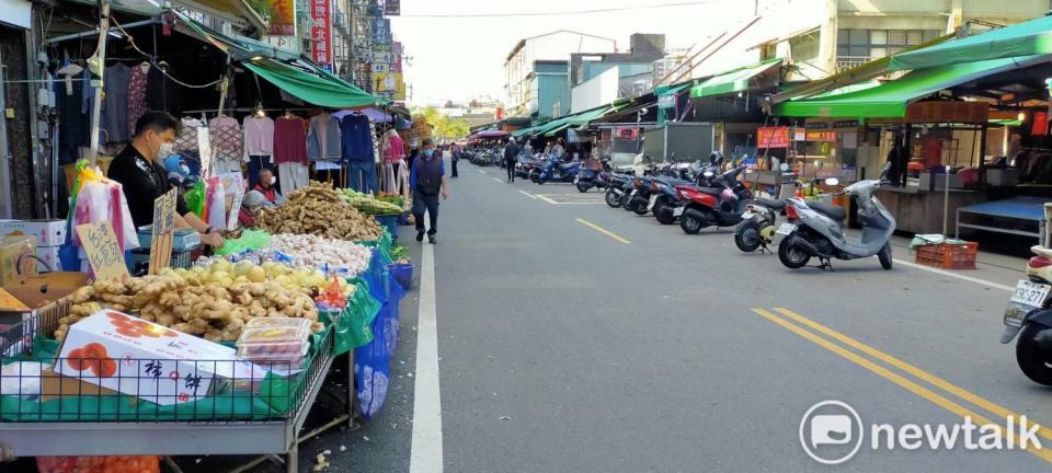 平常文化街上的機車停滿滿，行人難以通過，今天卻不見採買人潮和車潮。   圖：林昀真／攝