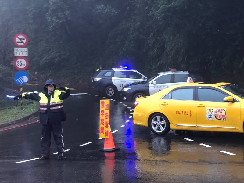 寒流南下，全台持續降溫，中央氣象署預估陽明山可能有機率降雪。台北市警察局交通警察大隊22日表示，為防止路面結冰而發生事故，警方將依氣象署宣布下雪時，同步啟動管制機制，已規畫三階段交通應變管制措施。（翻攝照片／中央社）
