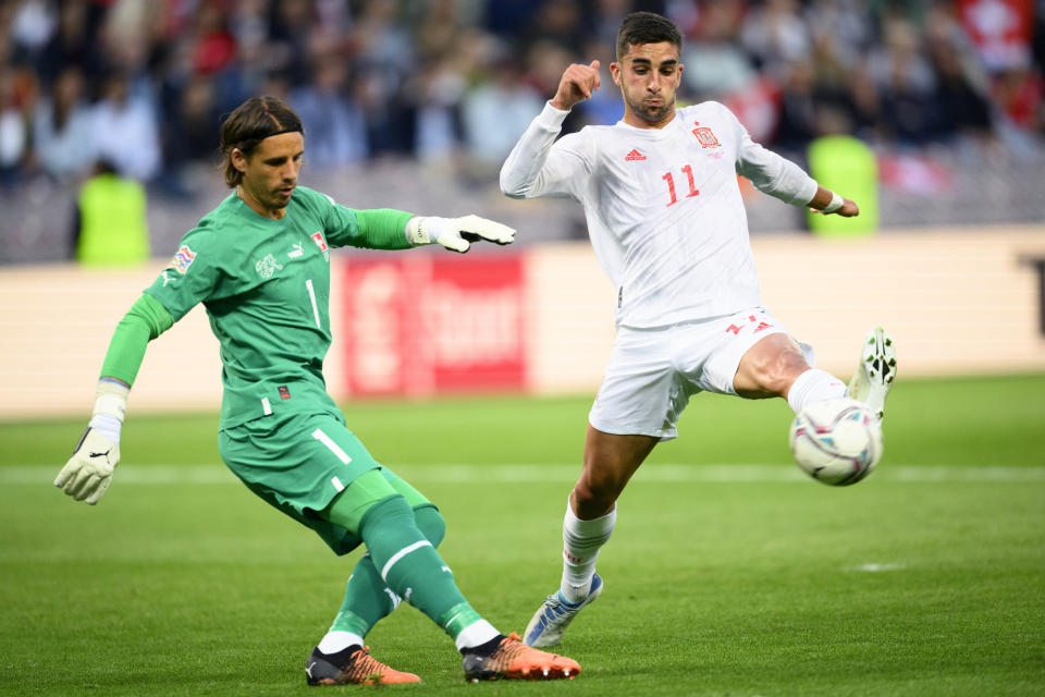 ARCHIVO - El arquero suizo Yann Sommer (izquierda) pugna un balón con el español Ferran Torres en el partido de la Liga de las Naciones en Ginebra, el 9 de junio de 2022. (Laurent Gillieron/Keystone vía AP)