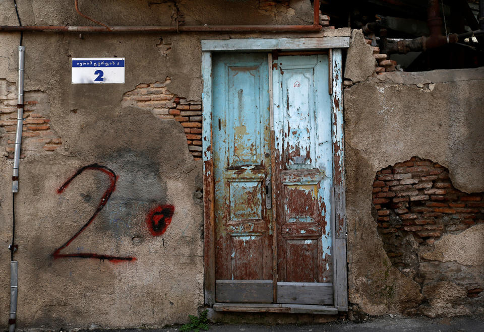 <p>A front door of a house is seen in the old town, Tbilisi, Georgia, April 6, 2017. (Photo: David Mdzinarishvili/Reuters) </p>