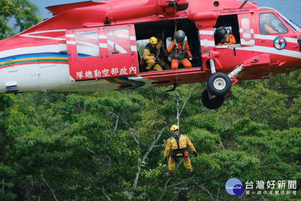 直升機吊掛森林護管員前往火場