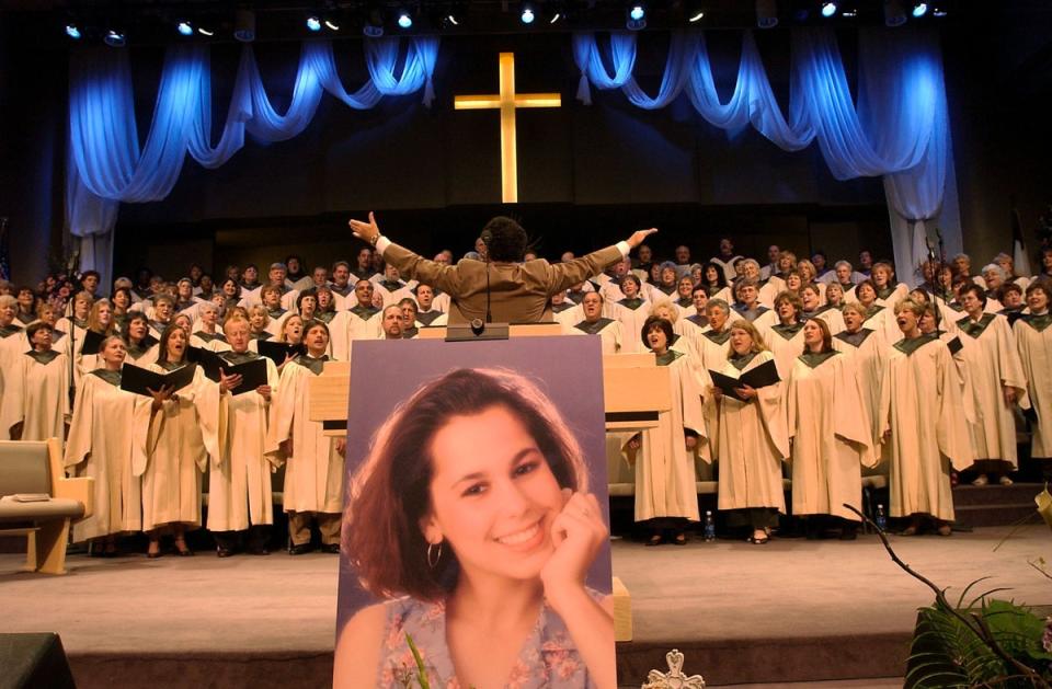 A choir sings during the memorial service for Laci Peterson and her unborn son, Conner, on 4 May 2003, in Modesto, California (Getty Images)