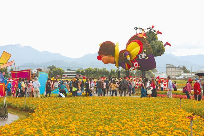 台中國際花毯節開幕第一天，吸引逾10萬遊客爭睹10公尺高的紅心皇后，重現防疫期間久違盛況。（王文吉攝）